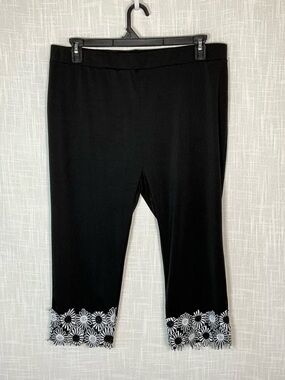 Rosegal Capris Size 1X Black with White Floral Lace Trim Elastic Waist